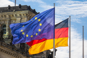 Europaflagge und Deutschlandflagge Die EU-Fahne und die Deutschlandfahne nebeneinander vor den Reichstagsgebäude