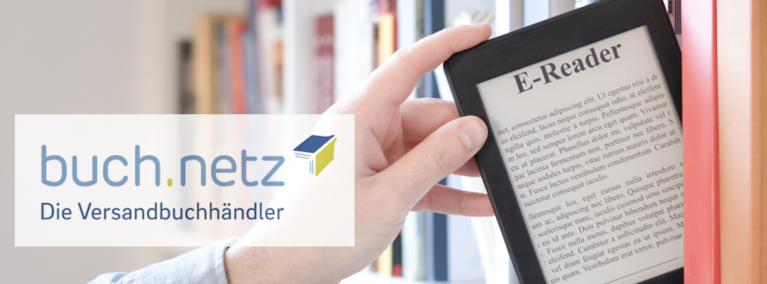 Ein Ebook-Reader im Buchregal verdeutlicht die Mission der Fachgemeinschaft buch.netz, alte Medienwelt und E-Commerce zu verbinden